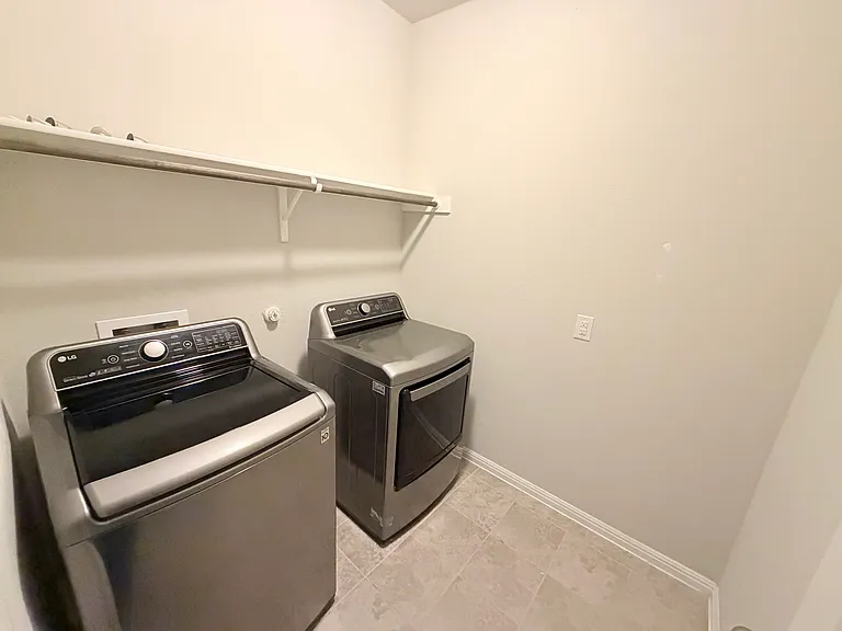 1009 Valley View Dr — Photo 6