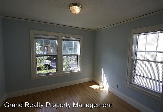 3rd image of 833 20th Ave NE