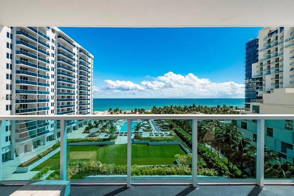 Roney Palace Condo — Photo 1
