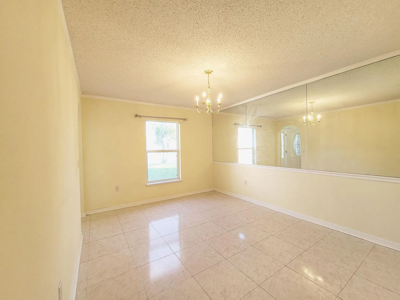 4 bed, 2.5 bath, 2200 sqft, $2,395 — Photo 2