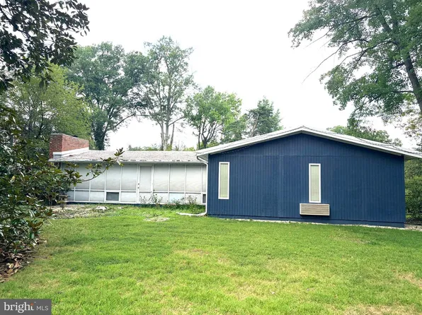 1938 Marthas Rd, Alexandria, VA 22307