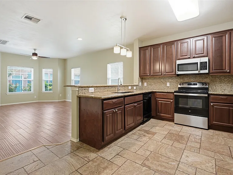 2031 Kemah Village Dr — Photo 6