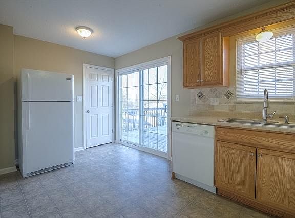 5th image of 525 NE Sunnybrook Dr
