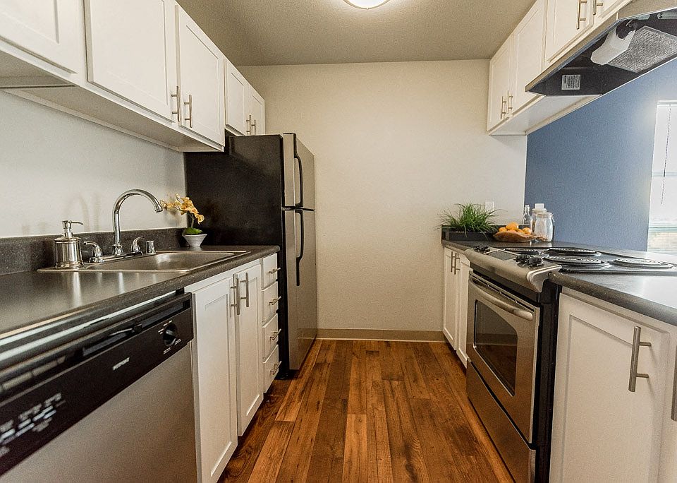 Renton Apartments - The Aviator Apartments - Kitchen