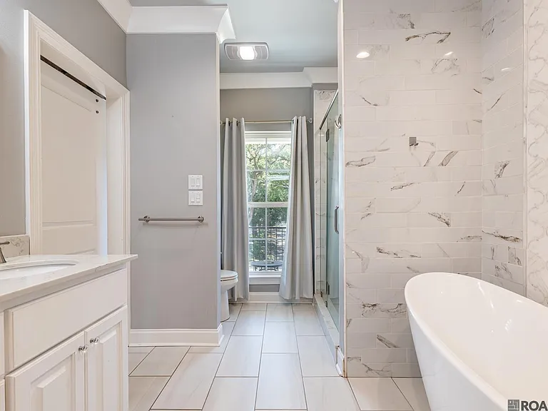817 Saint Rose Ave — Photo 16