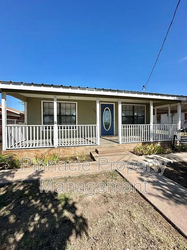 2 bed, 1.0 bath, 884 sqft, $1,350 — Photo 1