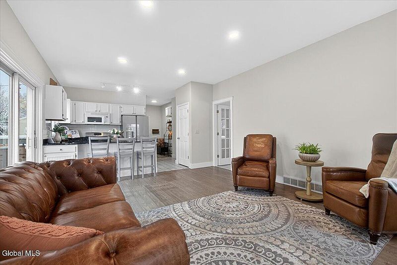 3rd image of 13 Aberdeen Way