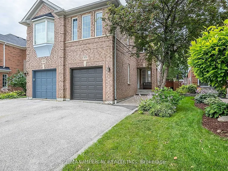 453 Heddle Cres — Photo 2