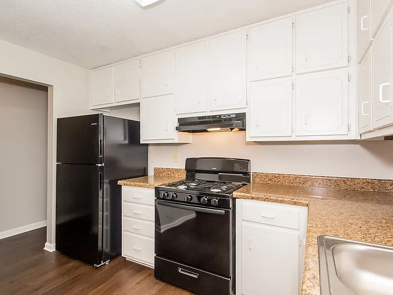 470 Rosehill Dr — Photo 8