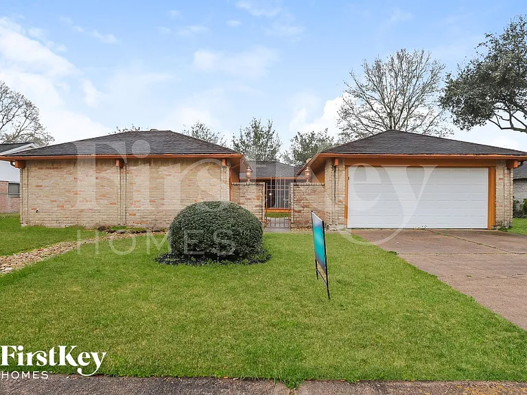 613 W Castle Harbour Dr — Photo 1
