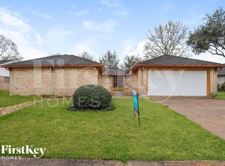 613 W Castle Harbour Dr, Friendswood, TX 77546