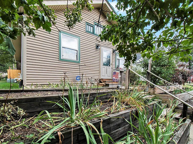 1334 College St — Photo 20