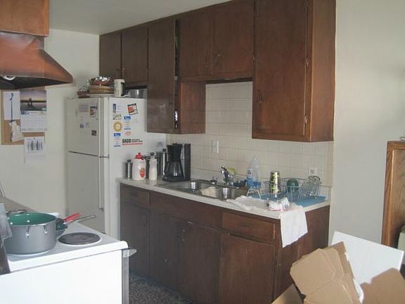 4th image of 402 S Elm St