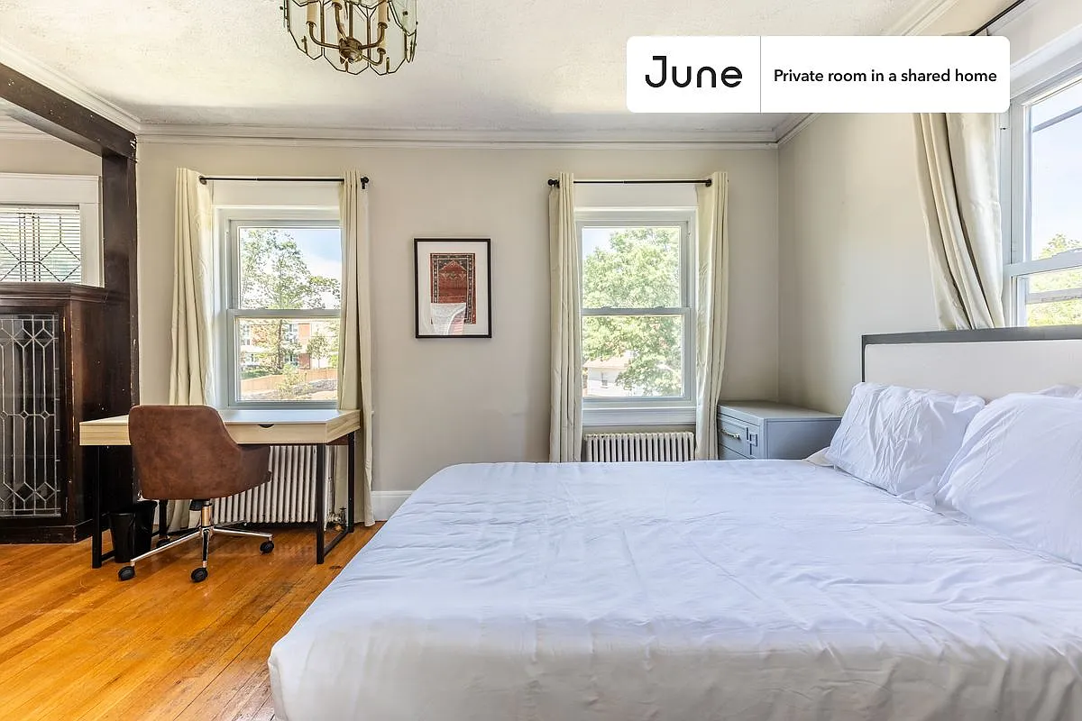 Queen bedroom in 9 bed/2 bath home in Brighton #1341 C — Photo 4