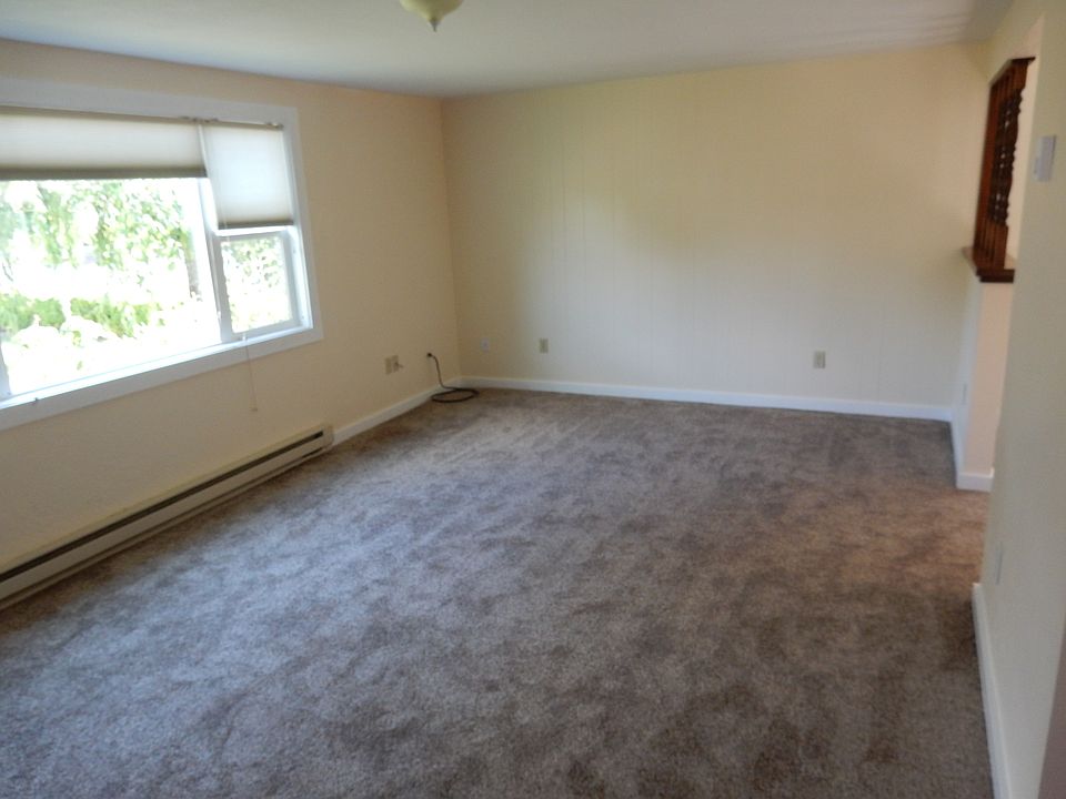 Living room (view 1)