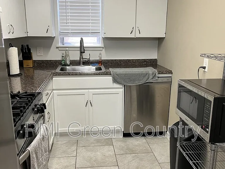 1313 E 48th St #4 — Photo 8