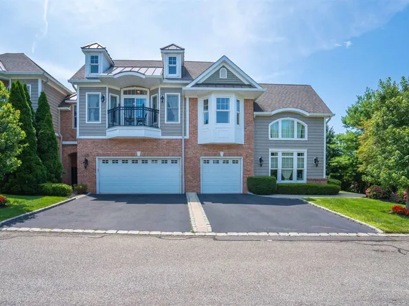 311 Trotting Lane #311, Westbury, NY 11590