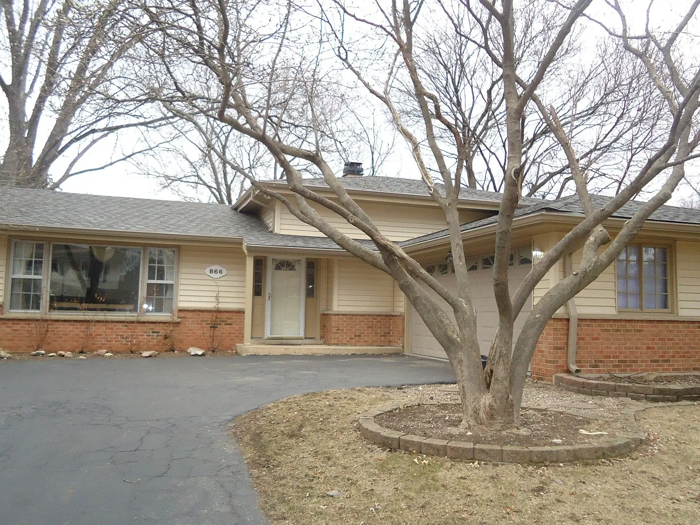 866 E Zinnia Ln photo 1