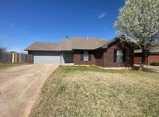 713 NE 18th St, Moore, OK 73160