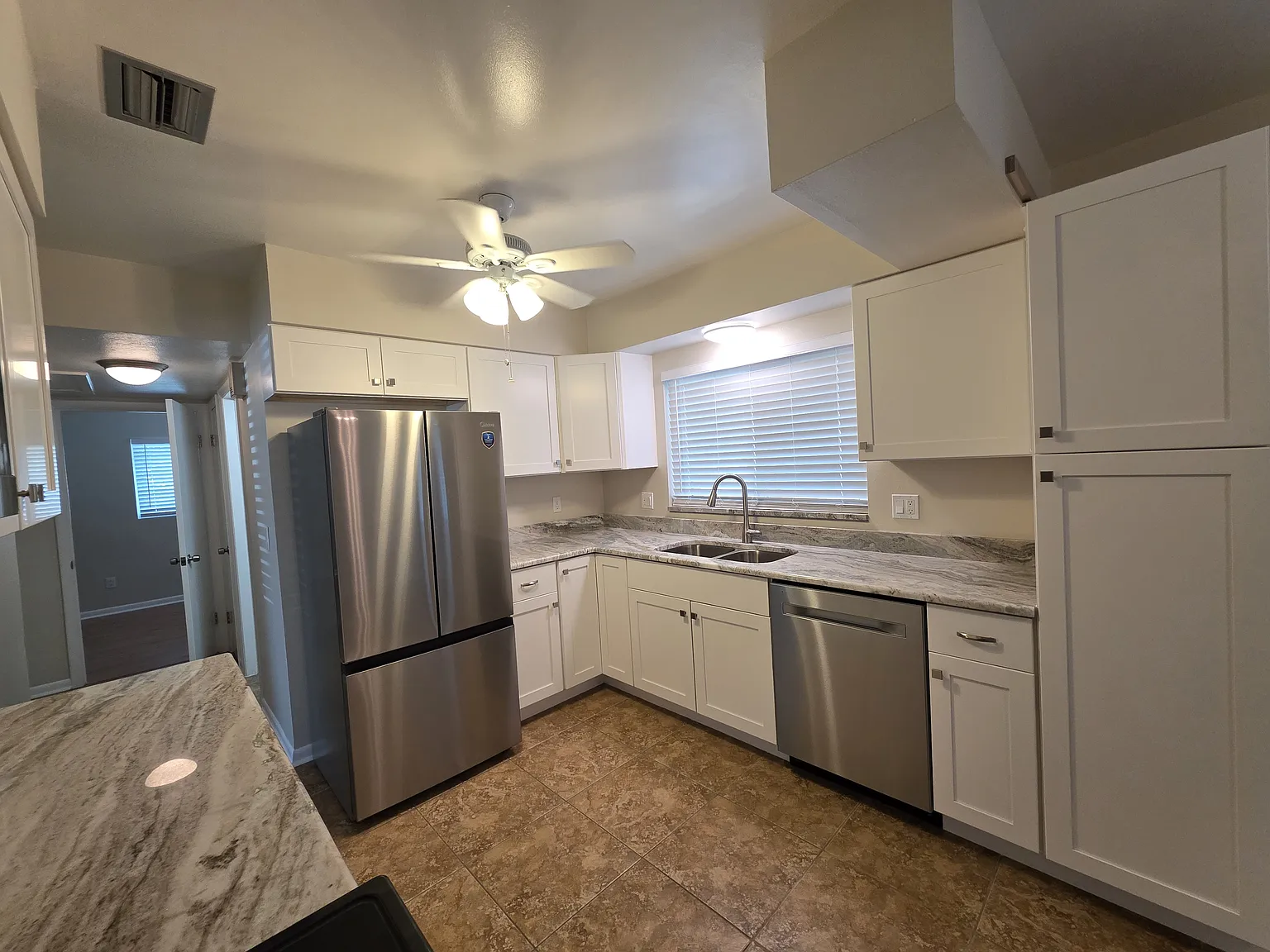 2031 Harding St — Photo 2