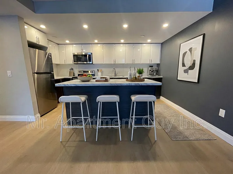 2 bed, 1.0 bath, $2,649 — Photo 2