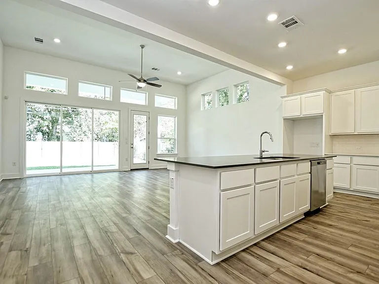 402 Zennia St — Photo 10