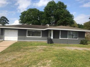 910 W Round Bunch Rd, Bridge City, TX 77611