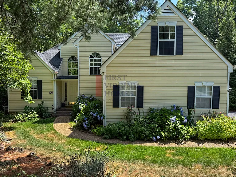 202 Blackthorn Ln — Photo 2
