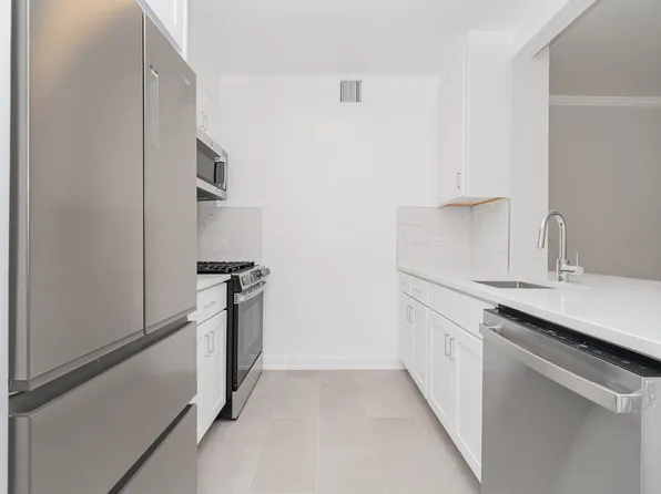 140 Riverside Boulevard image 9 of 31