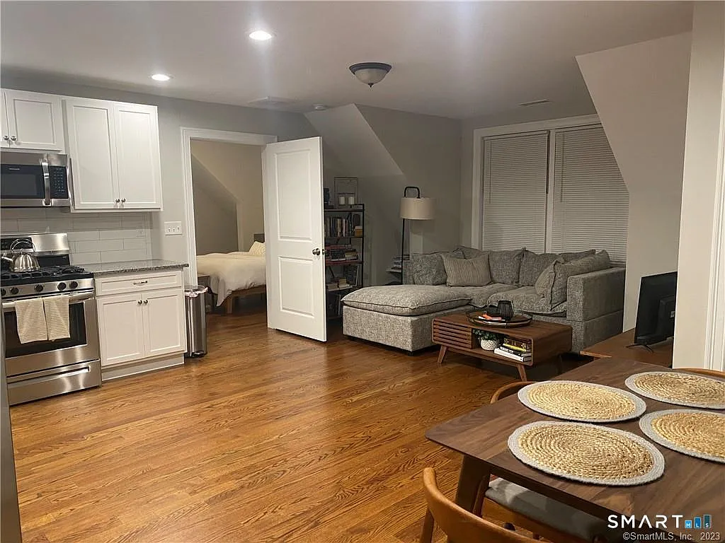 1 bed, 1.0 bath, 979 sqft, $2,350 — Photo 3
