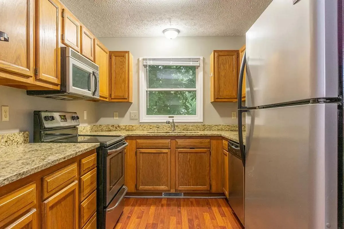 Beautiful and Spacious Townhomes near IU Campus — Photo 1