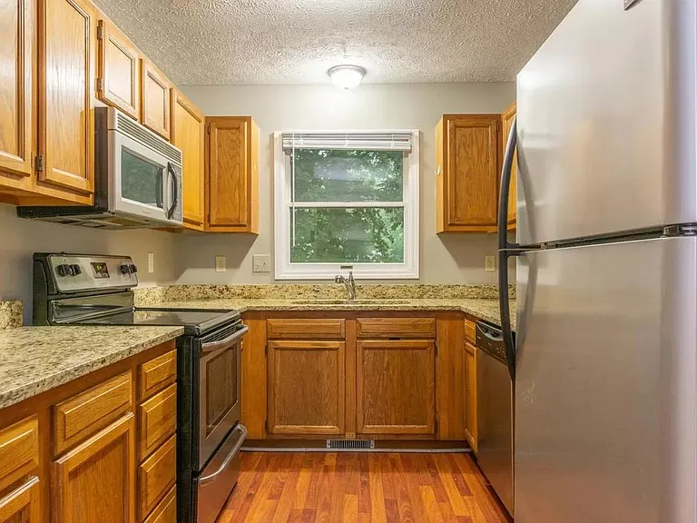 Beautiful and Spacious Townhomes near IU Campus — Photo 1