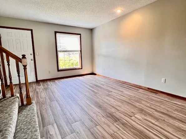 1220 SE 8th St, Lees Summit, MO 64063