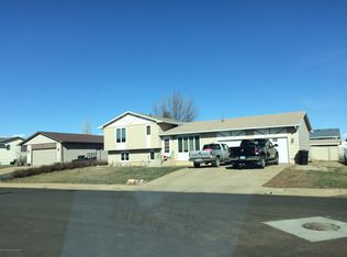 561 6th Ave SW, Dickinson, ND 58601