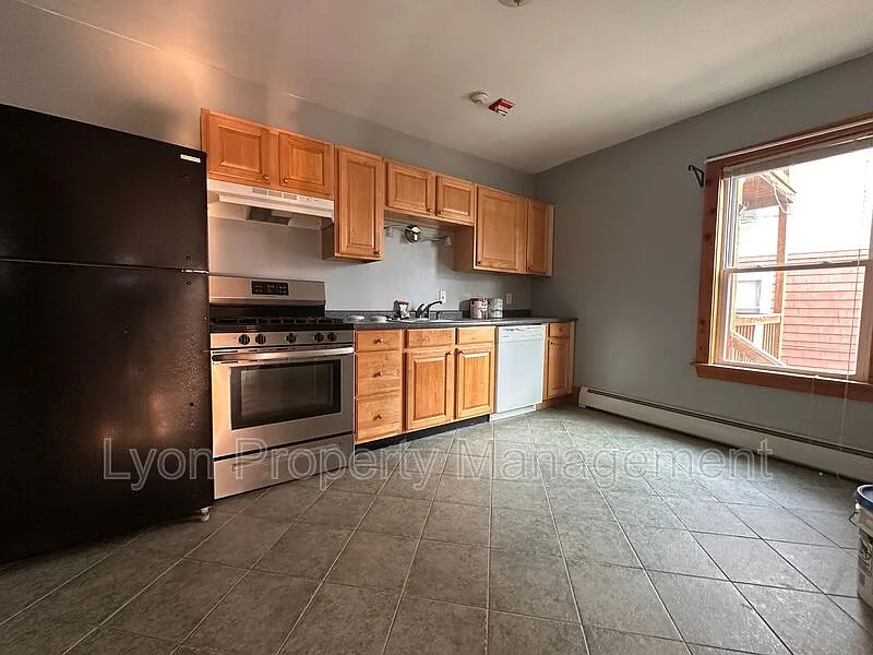 2 bed, 1.0 bath, $1,495 — Photo 2