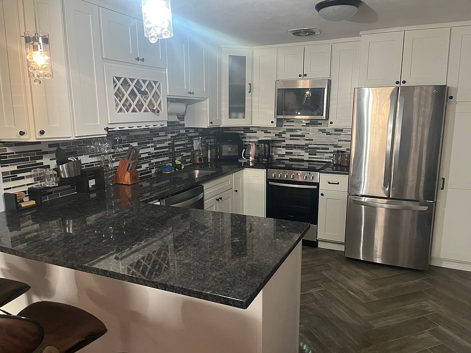 kitchen granite counters stainless steel appliances ((Microwave, Electric Stove, Dishwasher and Refrigerator with icemaker) updated 2022