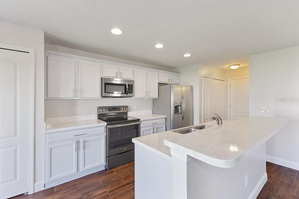 3 bed, 2.5 bath, 1541 sqft, $2,400 — Photo 2