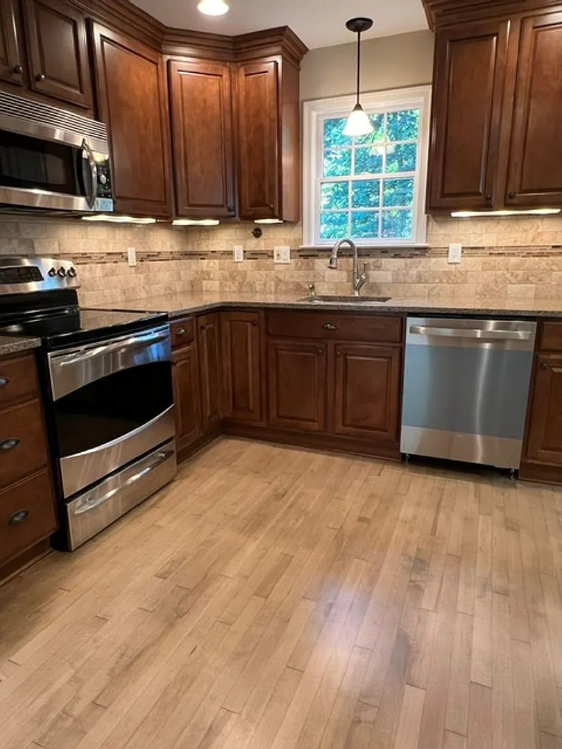 Beautifully updated 4 BR 3.5 bathroom in wonderful community — Photo 4