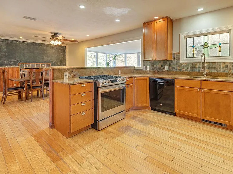 22 Greenleaf Cir — Photo 2