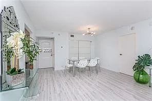 Arlen House East Condo — Photo 4