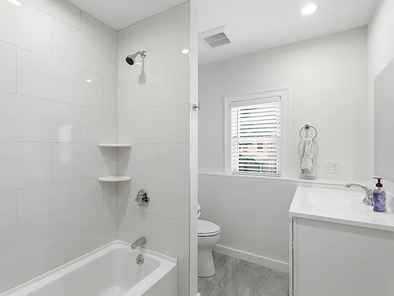 230 Adams St — Photo 10