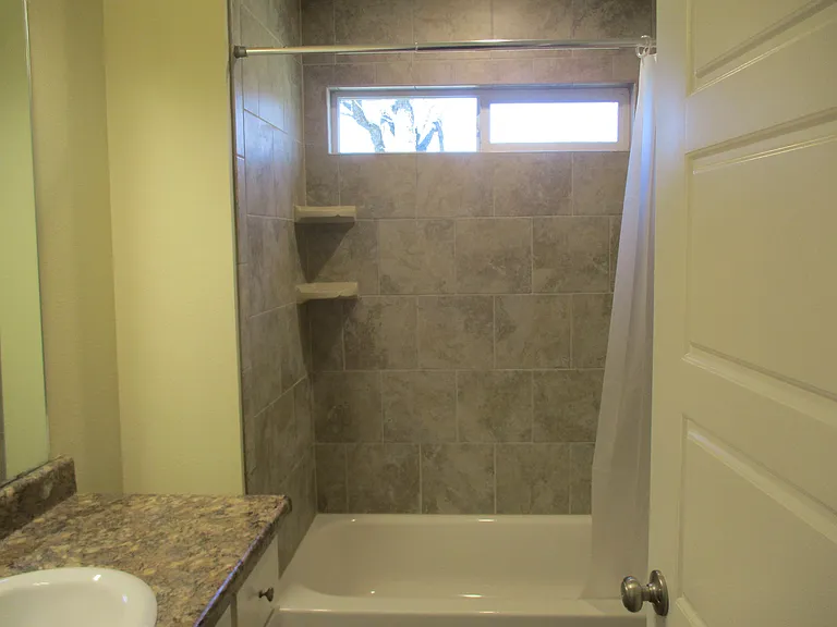 1718 NW Dallas St — Photo 9