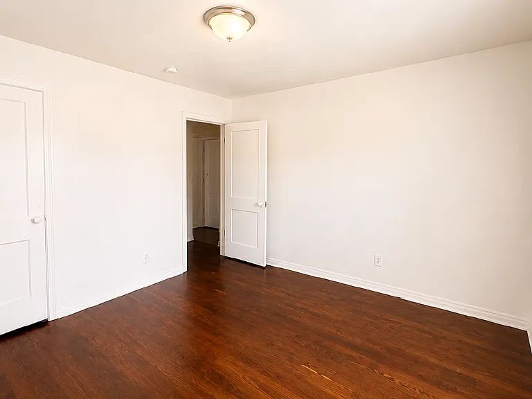 2132 Miramar Blvd — Photo 9