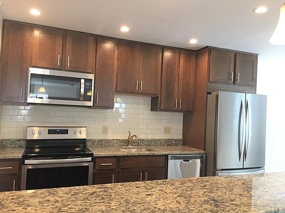 2nd image of 32 Oakbrook Cmns