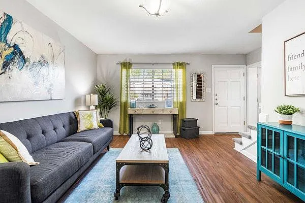 Knollwood Townhouse Apartments — Photo 2