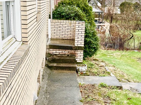 5th image of 825 Carl Ave