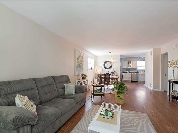 3rd image of 364 Dongan Hills Ave