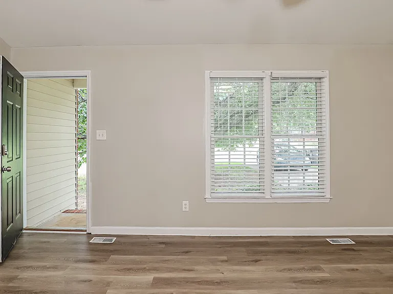 235 Lorraine Dr — Photo 4