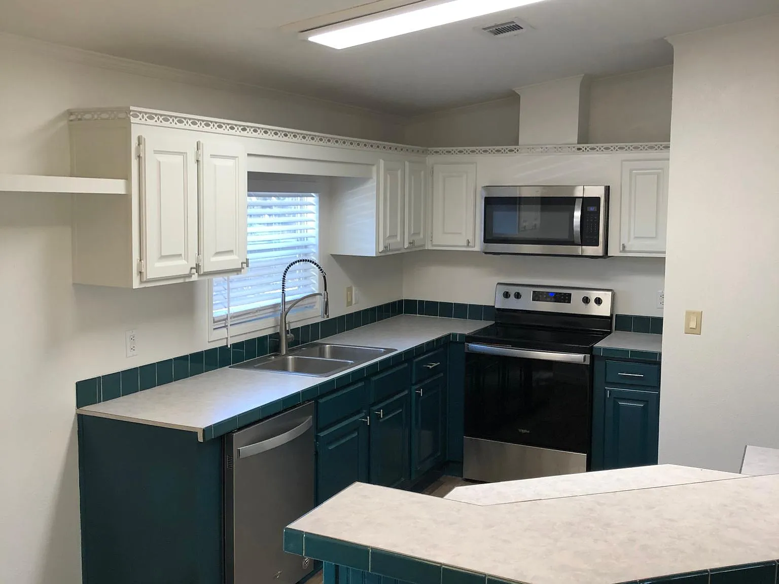 194 Sabine St — Photo 2