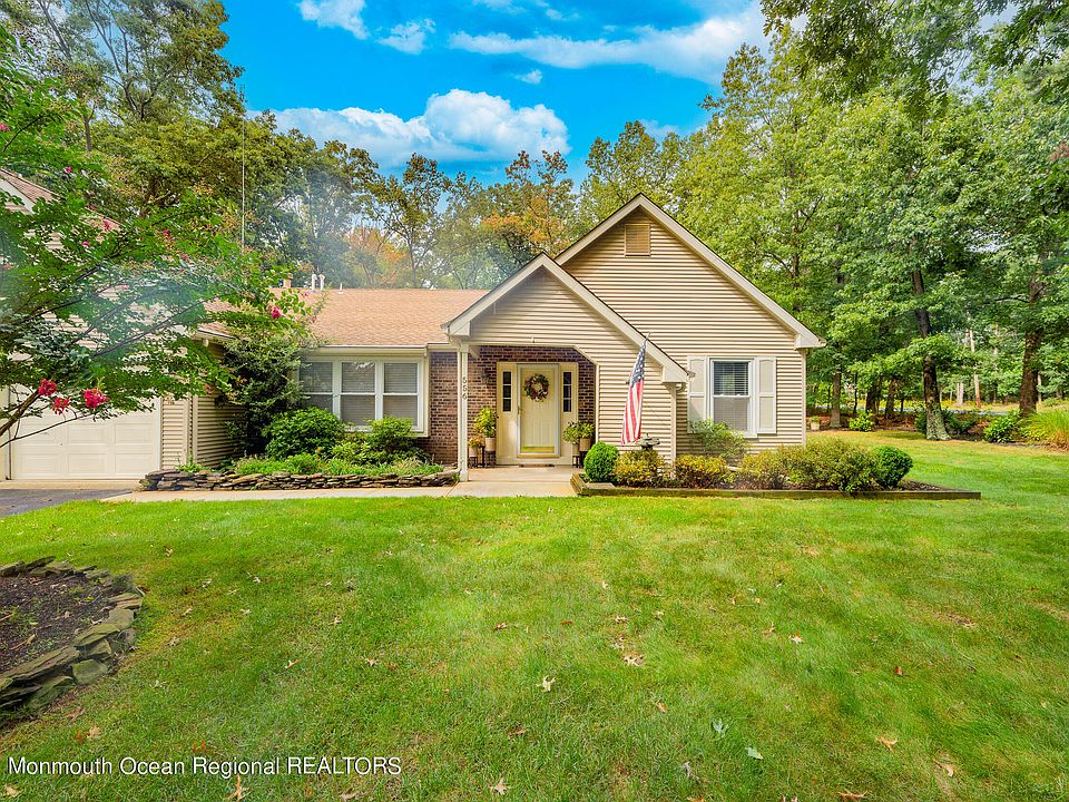 1st image of 556 Petunia Lane N